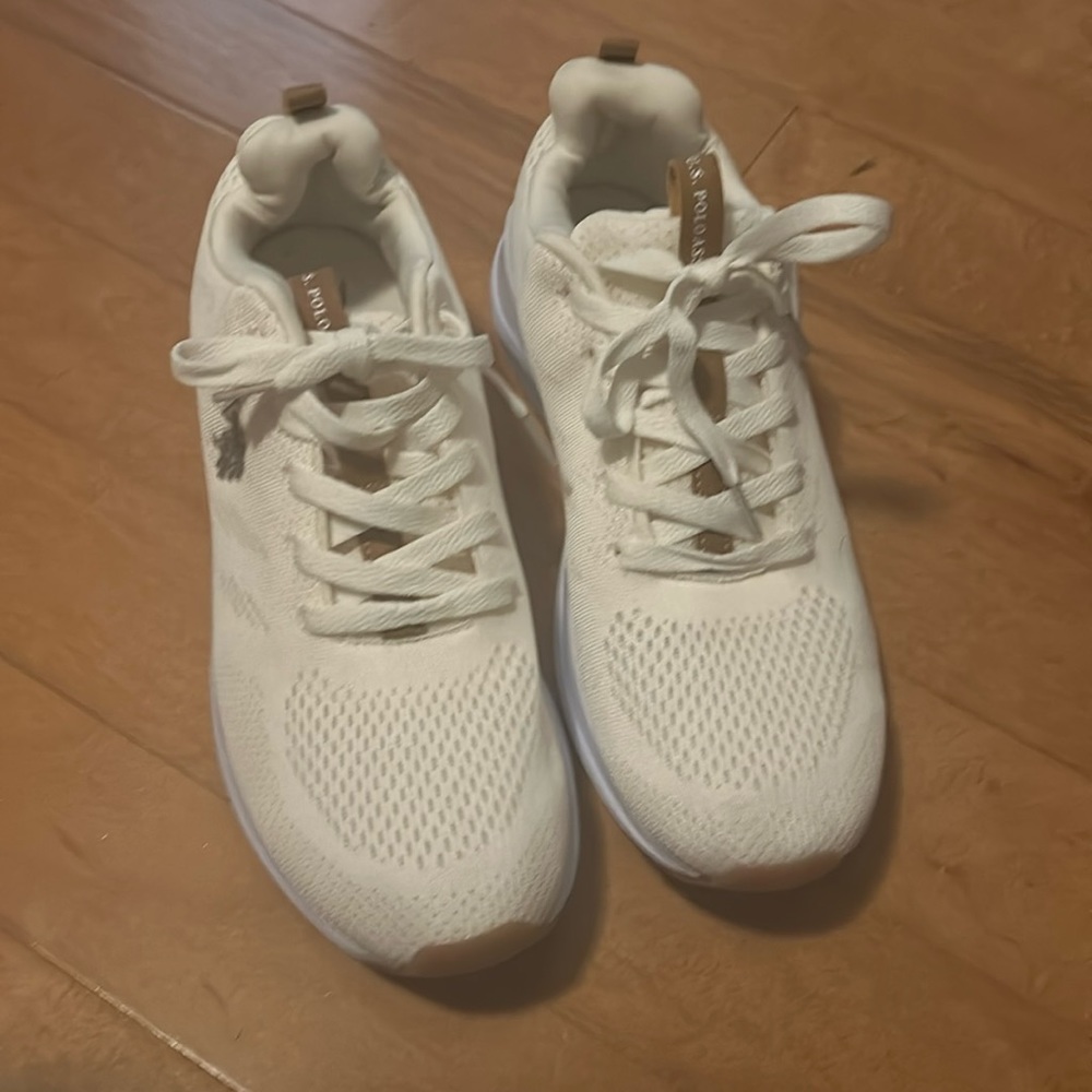 New Woman’s 9.5 W white tennis shoes